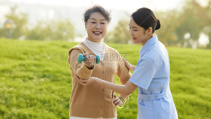 家庭陪护服务的双重考量：优势与挑战并存**
