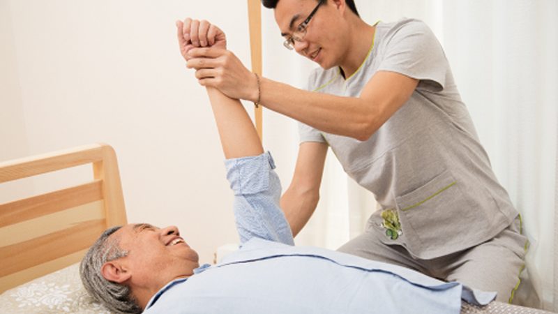 失能老人护理：常见问题及应对策略
