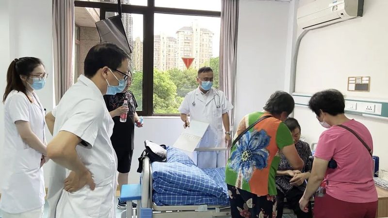 社区养老院的费用通常由以下几部分构成：