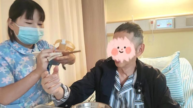 根据GB/T 35796养老机构服务质量基本规范，护理型床位尺寸应满足以下标准：
